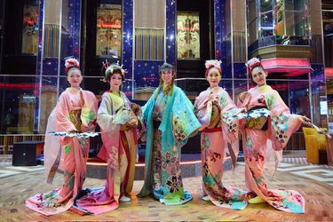 日本を笑顔に！　レプラカン歌劇団が届けるエンターテイメントレビューショー東京公演決定