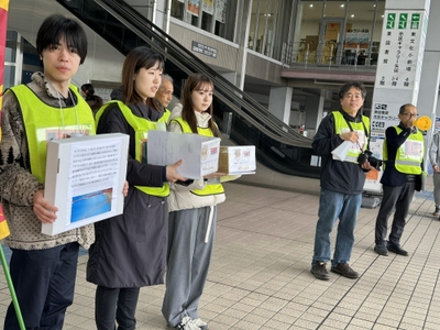 募金を呼び掛ける学生たち