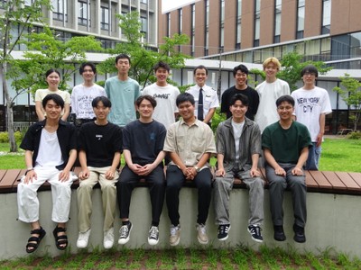 パイロットの方を囲んで記念写真