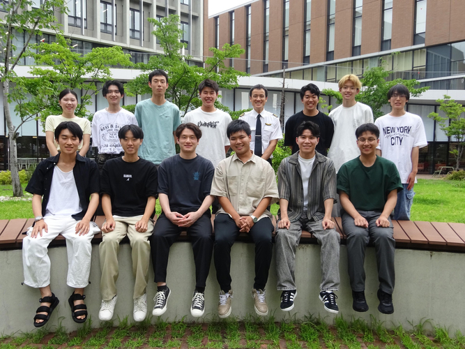 パイロットの方を囲んで記念写真