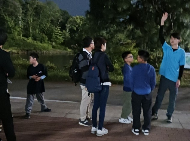 夜の生きもの観察会の様子