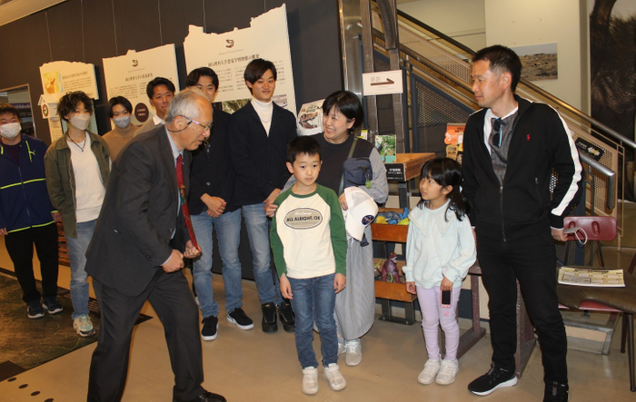 両親や妹と恐竜学博物館を訪れた末富君(中央)