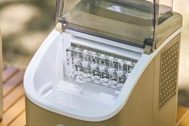 製氷機がフィールドにある夏。 その場で氷を作れることが、アウトドアの一日をどう変える？