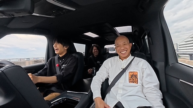 小峠教官のもと運転をする(左から)真弓、草薙、小峠