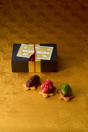 玉手箱をイメージした箱に３つのフィナンシェ　付属のリーフレットにはメッセージを記入できます。