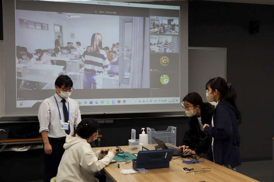 中国の学生もオンラインで同じ演習に取り組みます(画面)