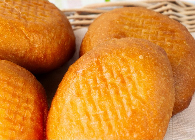 こんがりきつね色に揚げたパン生地は、北海道産小麦「ゆめちから」を使用。表面はカリっと香ばしく、中はもちもちの食感です。