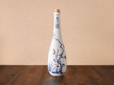 このテキーラのために、昔ながらの製法で一つひとつ手づくりで特別に仕立てた有田焼ボトルを使用