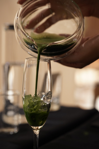 中国茶器の展示のための抹茶カクテル