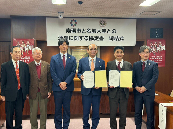 締結式に出席した伊川センター長(右から2人目)と田中市長(同3人目)ら