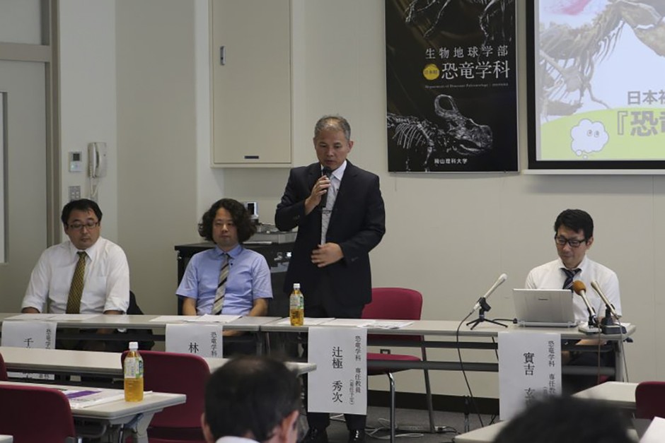 (左から)千葉講師、林准教授、辻極教授、實吉准教授