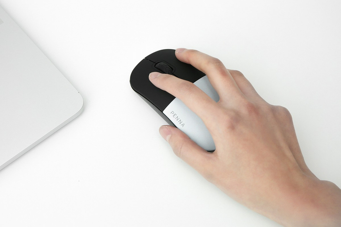 コンパクトなサイズ感（51&times;102&times;30mm）で手にぴったりフィット