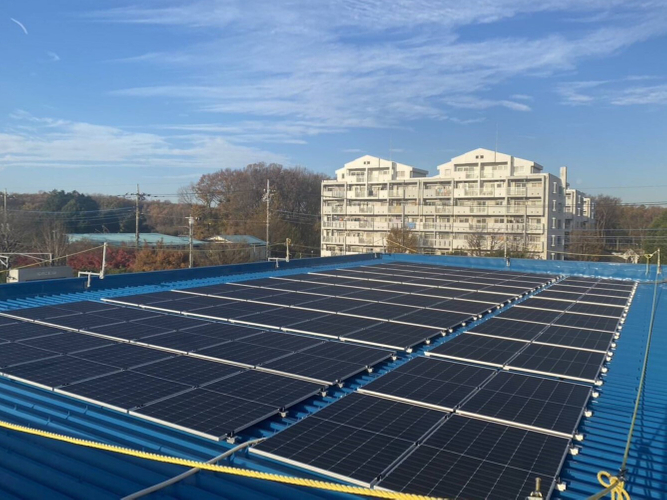 営業所での太陽光発電の様子(西武バス新座営業所)