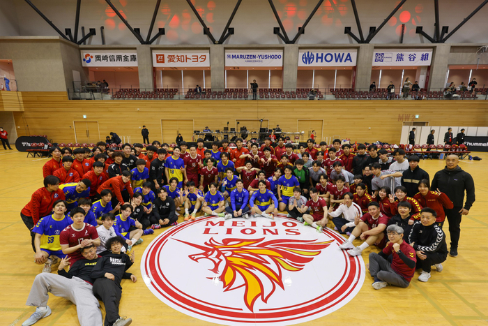 試合後の両チームの選手たち