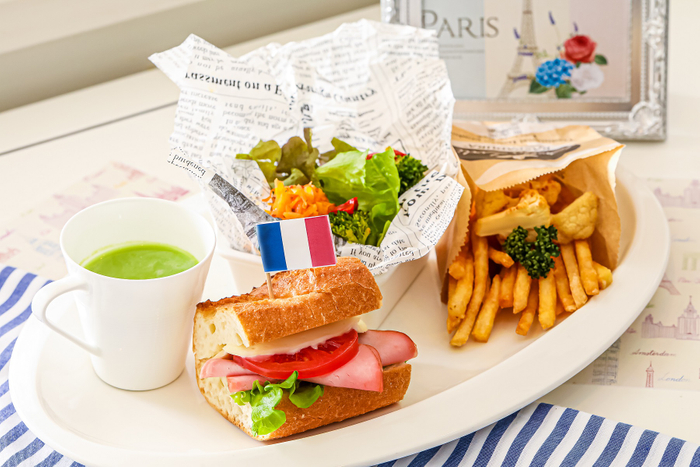 トマトとモッツァレラチーズのバゲットサンド、翡翠豆のポタージュなどのワンプレート