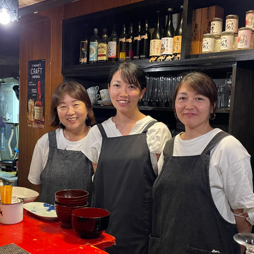 店主の母と娘たち　