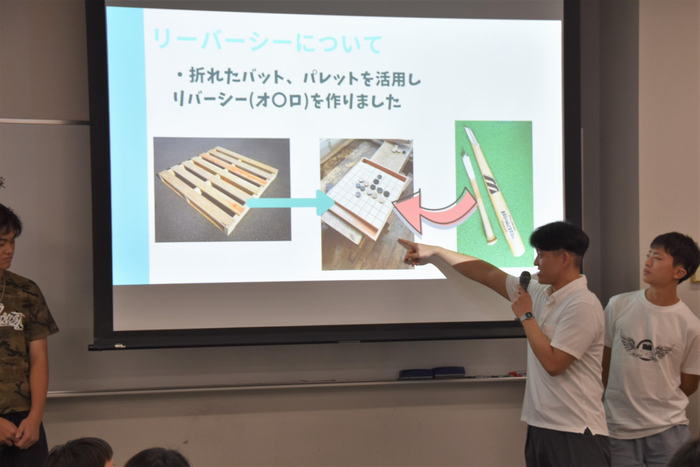 大会で使用した「リバーシ」の製作材料を説明