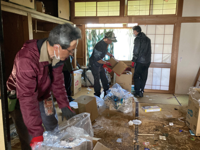 能登半島地震の被災者宅を清掃する世界メシア教職員