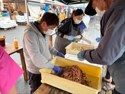 名物「はらこ飯」の調理・提供風景(2)