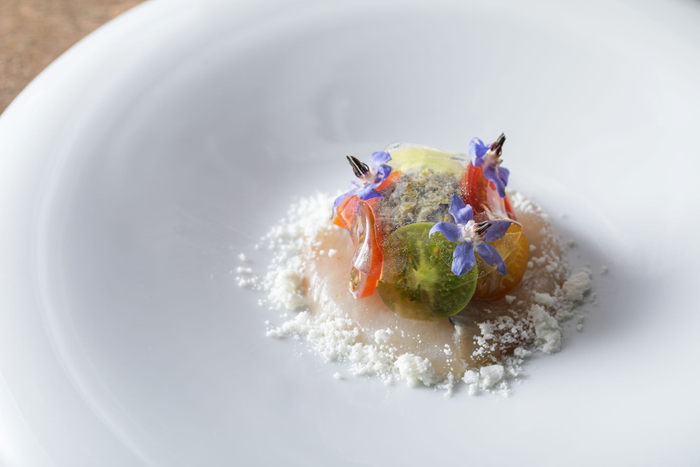 縞鯵と愛知県産カラフルトマトのカルパッチョ　ディルと茗荷のラヴィゴット　フェタチーズのアクセント