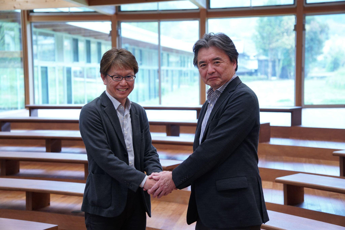 神山まるごと高専 ディレクター田中 義崇 氏（左)と電算システム 代表取締役社長執行役員 高橋  譲太