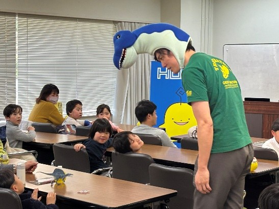 オゼキザウルス（右）