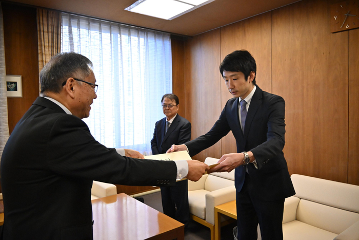 野口学長から学位記を授与される朝長さん