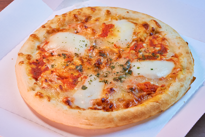 デリバリーBOXピザ（マルゲリータ）／1,210円（税込）