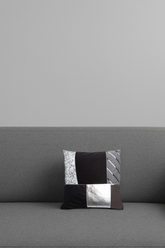 キモノ袖をクッションカバーとして使用した例