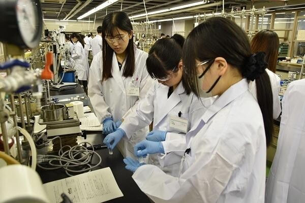 学生スタッフが実験をサポート