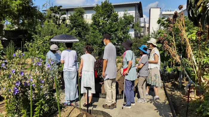 令和5年(2023年)に実施した薬用植物園見学会の様子
