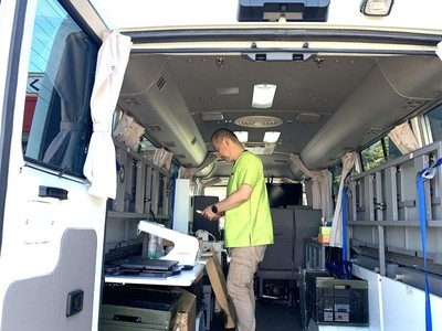 移動診療マイクロバスの車内-3