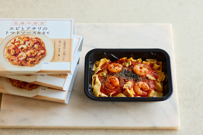 「エビとアサリのトマトソース仕立て」商品／トレー(内容)