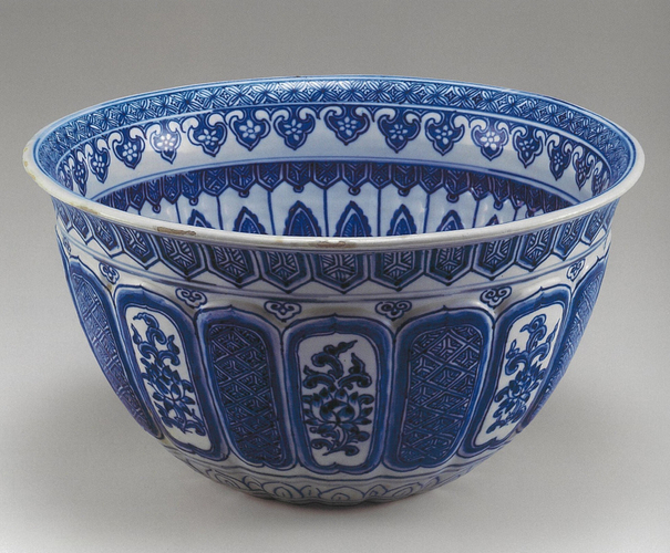 青花牡丹文大鉢