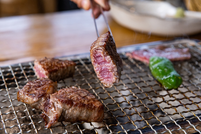 代表・天野自らが包丁を握り、肉の繊維を見極めて一枚一枚手切りした白老牛。自慢の本格炭火焼で、最高の状態に焼き上げます。