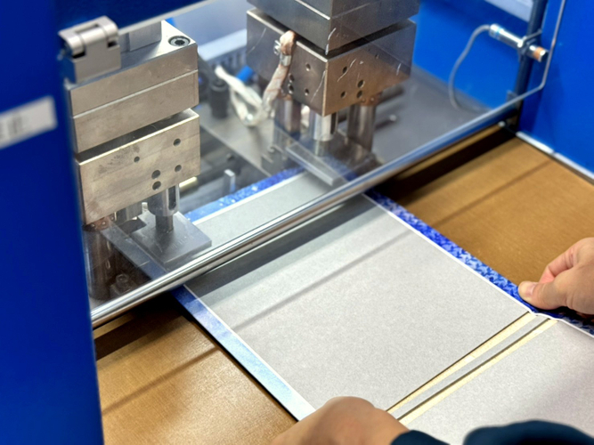 お子さまの安全面を考えて角丸加工をおこなう様子