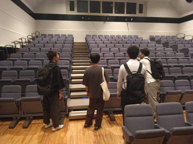 会場を視察する学生スタッフ達(2)