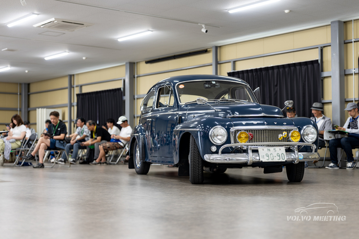 室内展示された1950年代の名車ボルボPV544