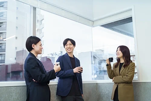 フリードリンクを導入し、リフレッシュしながらコミュニケーションを取れるオフィス環境