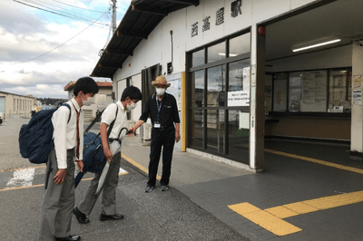 JR西高屋駅前で校外通学路指導を行う大田さん