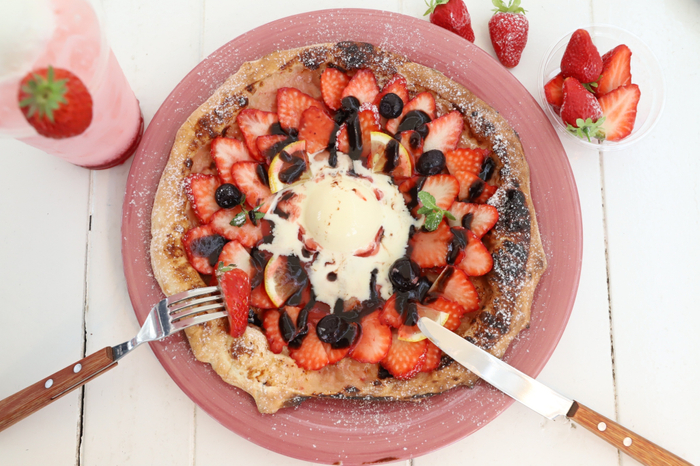 ▲いちごをたっぷり使用した「いちごと自家製カスタードピッツァ」