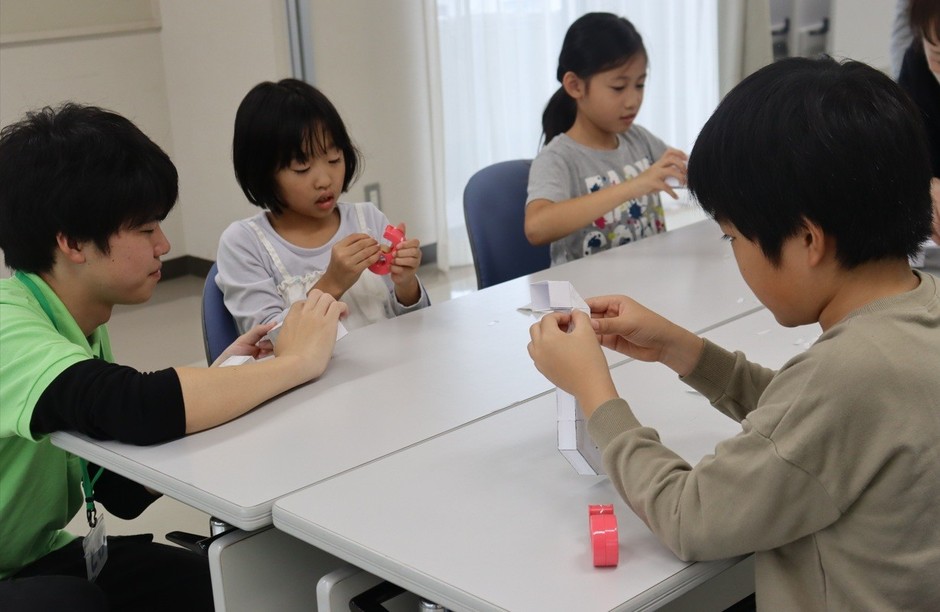 「潜望鏡」作りに挑戦する子どもたち