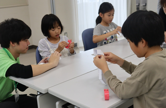 「潜望鏡」作りに挑戦する子どもたち
