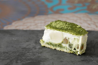 ▲西尾抹茶の和風ティラミス　苺大福を添えて　　　　　　　    マスカルポーネクリーム・かのこ豆・ 抹茶ソース   白玉などを使い和のティラミス仕立てに