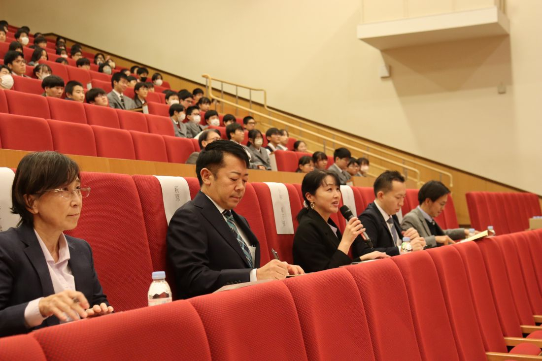 スピーチが終わる度に審査員から質問がありました