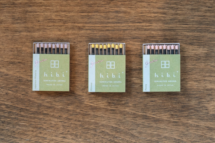 左から藤、ミモザ、ピオニー