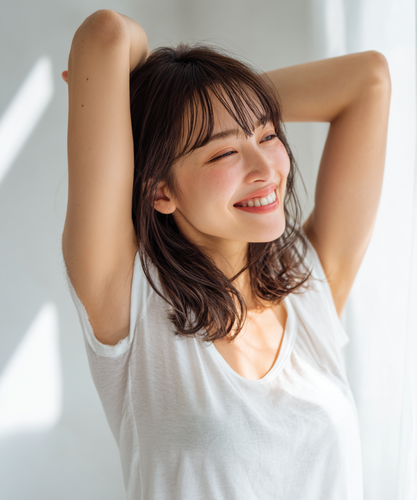 自然光に包まれた女性