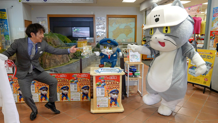 阿佐海岸鉄道 大谷専務と仕事猫による有名ポーズ「ヨシ！」