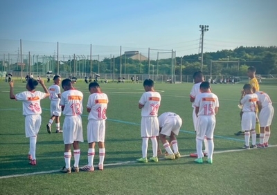 感謝の祈りのあと、試合に臨む