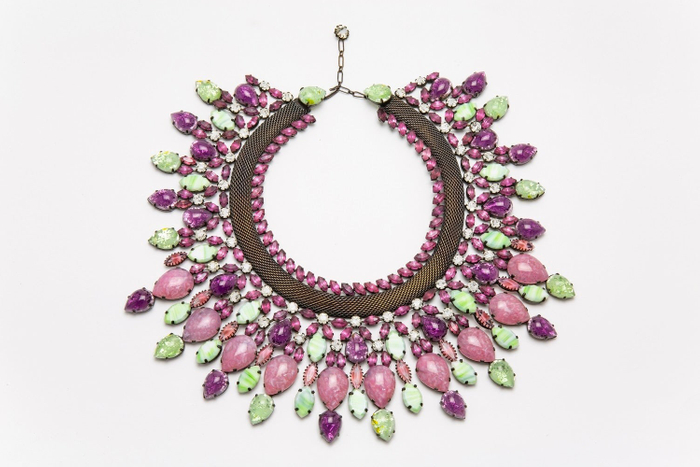 シス(シシィ・ゾルトフスカ)《ネックレス》 デザイン：ダミアン・シュラー、制作：メゾン・シス、1960年頃、カボションガラス、クリスタルガラス、黒染加工メタルネット、小瀧千佐子蔵